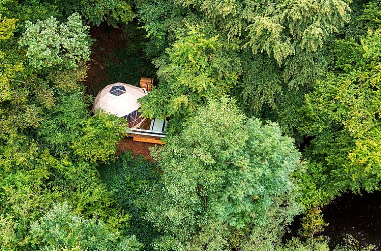 Vakantiehuisje in Gouttieres biedt een serene ontsnapping in de Auvergne, Frankrijk, met een prachtige ligging tussen groene bomen.