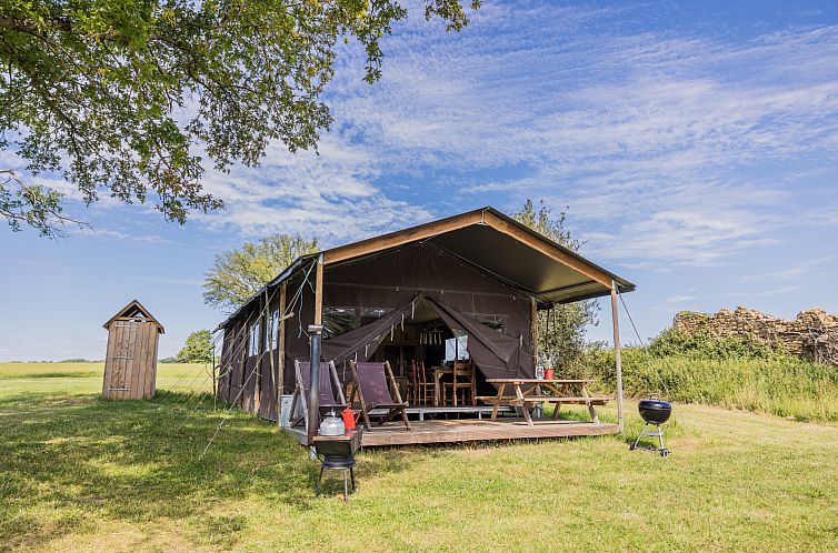 Discover the tranquility of Glampinglodge de luxe with private bathroom in Saint Desire, Auvergne, with comfortable outdoor space and green surroundings.