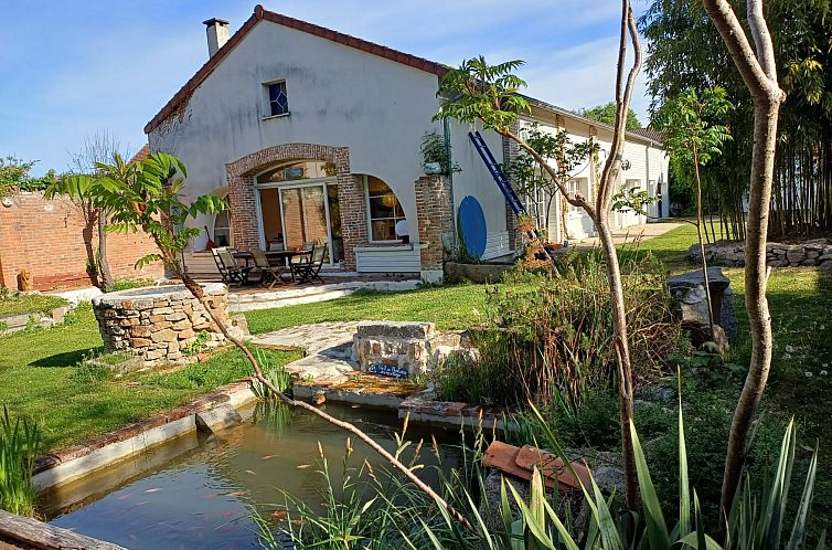Entdecken Sie Le Loft, ein Ferienhaus in Montlucon, Auvergne, mit einer gemuetlichen Terrasse und einem ueppigen Garten fuer einen perfekten Urlaub.