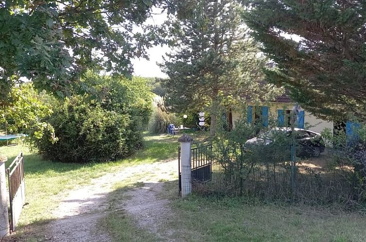 Gemuetliches Ferienhaus in Couleuvre, Auvergne, Frankreich, mit einem ueppigen Garten und einer ruhigen Umgebung fuer einen perfekten Urlaub.