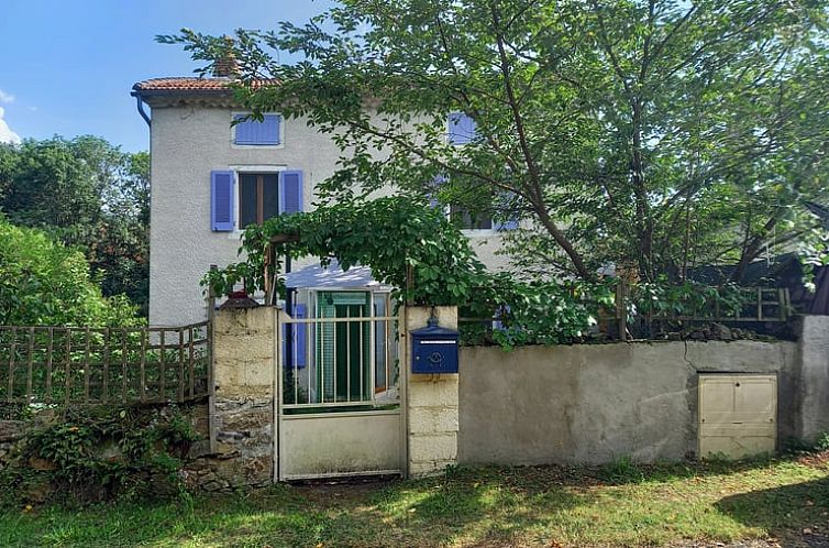 Rustikales Ferienhaus in Chassagnes, Auvergne, ideal fuer einen entspannten Aufenthalt in Frankreich.