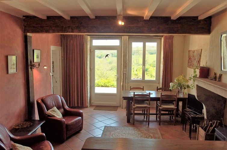 Innenraum von La Petite Colombe, Ferienhaus in Burgund, mit bequemer Sitzecke und Blick auf die Natur in Sainte-Colombe-En-Auxois.