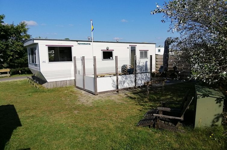 Mobile home Aquamaryn in Ballum, Ameland with sunny terrace and green surroundings on the Wadden Islands.