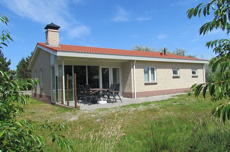 Sea buckthorn bungalow in Ballum, Ameland with sunny terrace and green garden.
