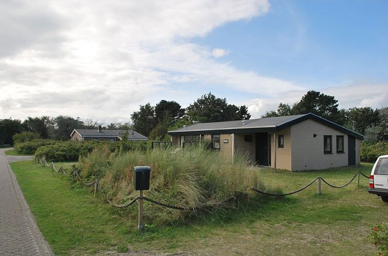 Bungalow Karlik in Ballum, Ameland met groene tuin en rustige omgeving.