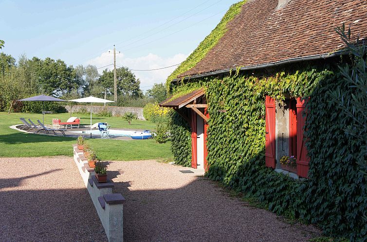 Charmant vakantiehuis Petit Decize in Fours, Bourgondie, omgeven door een weelderige tuin en zwembad voor een rustige retreat.