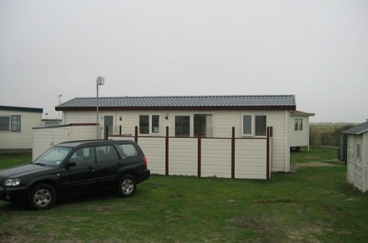 Kia Ora chalet in Ballum, Ameland, met ruime buitenplaats en parkeergelegenheid.