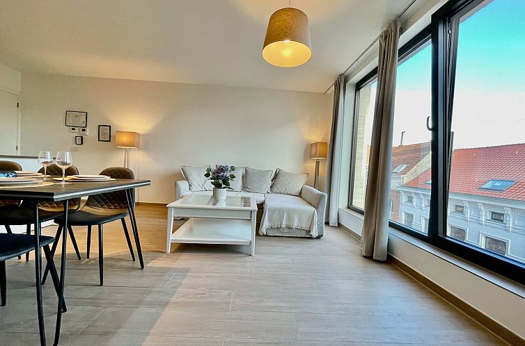 Modern 2BR 1/5 BA Near Diamond District by OneLuxStay