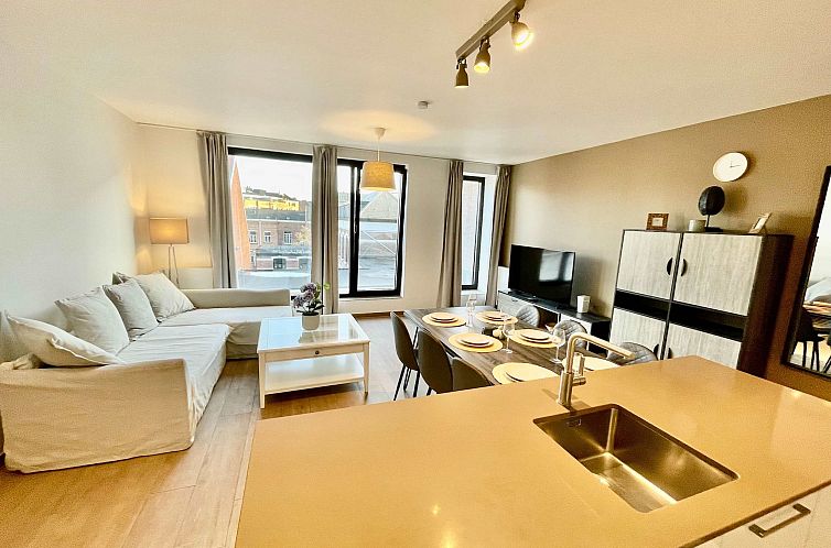 Modern 2BR 1/5 BA Near Diamond District by OneLuxStay