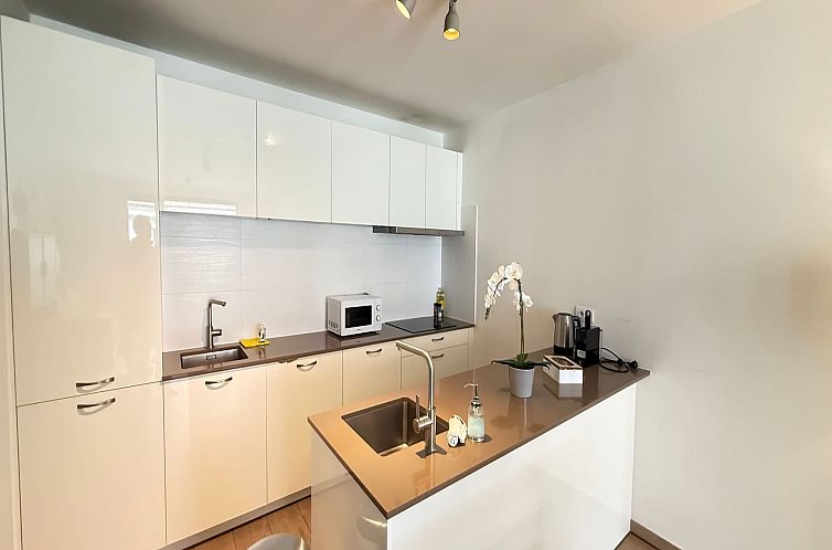 Spacious 3BR 25 BA Near Diamond District by OneLuxStay