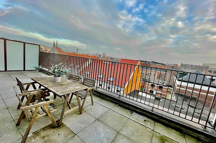 Modern 2BR Penthouse Near Diamond District by OneLuxStay