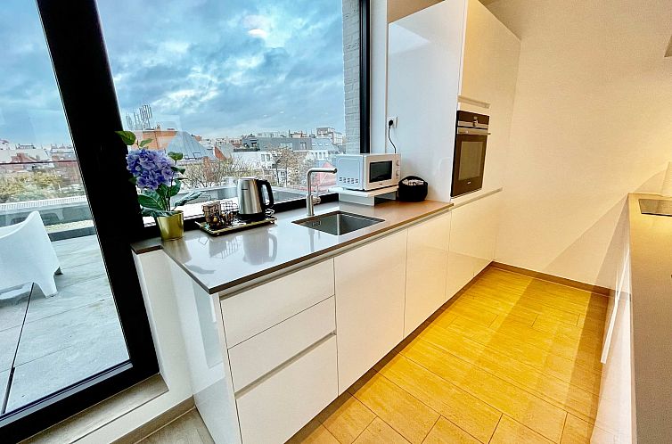 Modern 2BR Penthouse Near Diamond District by OneLuxStay