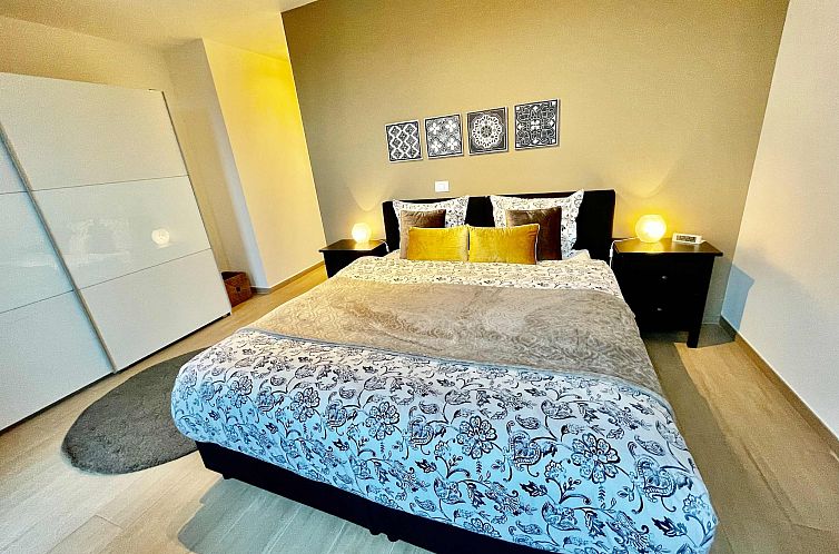 Modern 2BR Penthouse Near Diamond District by OneLuxStay