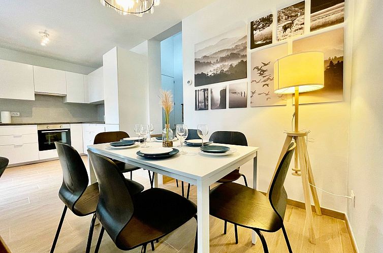 Luxury 2BR 1BA Near Fashion District by OneLuxStay