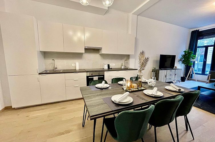 Luxury 2BR 2BA Near Fashion District by OneLuxStay