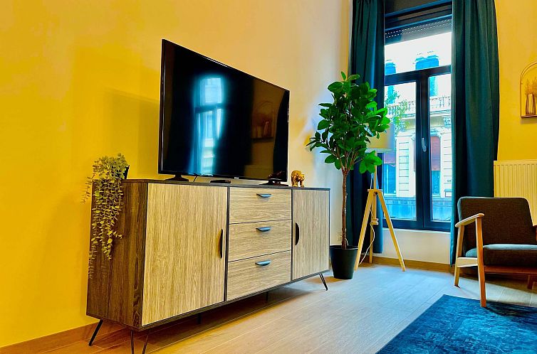 Luxury 2BR 2BA Near Fashion District by OneLuxStay