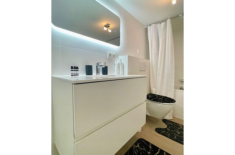 One Lux Stay Near Antwerp Central - Studio Apartment