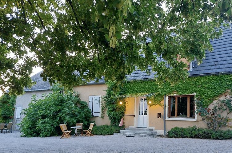 Das Ferienhaus in Millay, Burgund, bietet Ruhe mit einem malerischen Garten und einer gemuetlichen Terrasse.
