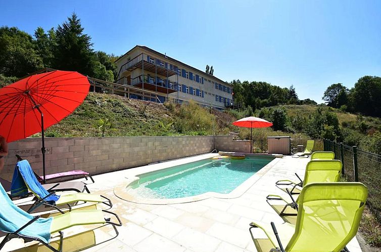 Entspannen Sie sich am Pool der Residence Poulain in Cuzy, Burgund. Dieses Ferienhaus bietet eine ruhige Umgebung mitten im Gruenen.