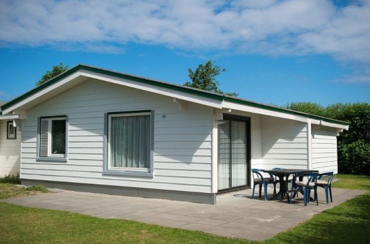 FINSE BUNGALOW 4 in Hollum, Ameland with sunny terrace and green surroundings, ideal vacation home on the Wadden Islands.