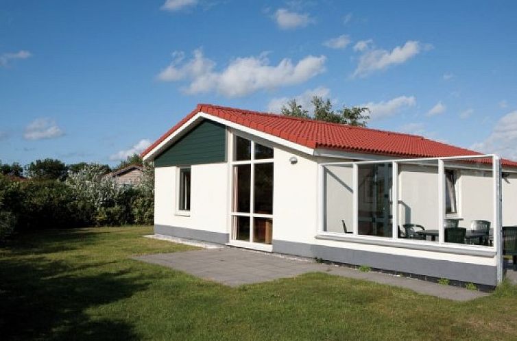 FINSE BUNGALOW 6, een charmant vakantiehuis in Hollum, Ameland met een zonnig terras en groene tuin op de Waddeneilanden.