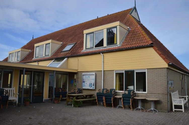Vakantiehuis Noordzee in Hollum, Ameland biedt een uitnodigend terras en comfortabele buitenruimte op de Waddeneilanden.