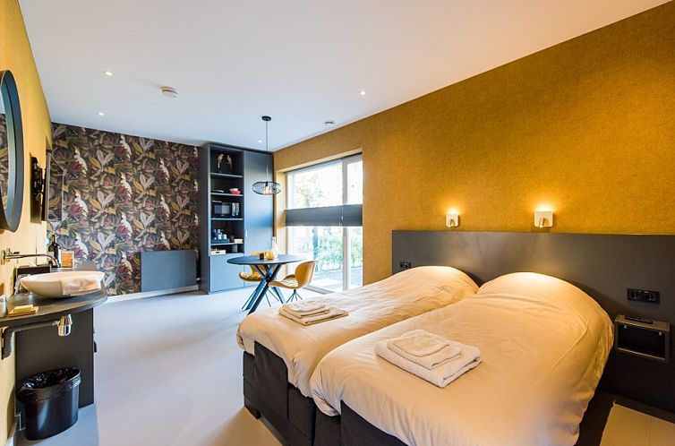 Comfortabele slaapkamer in Breeze 1 appartement, Hollum, Ameland met modern interieur en uitzicht op de natuur.