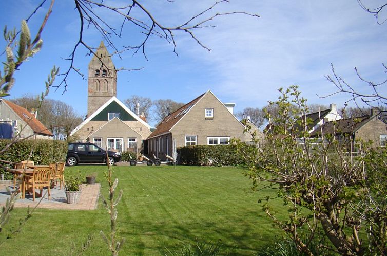 Vakantiehuis Piggelmee in Hollum, Ameland met ruime tuin en uitzicht op de kerk.