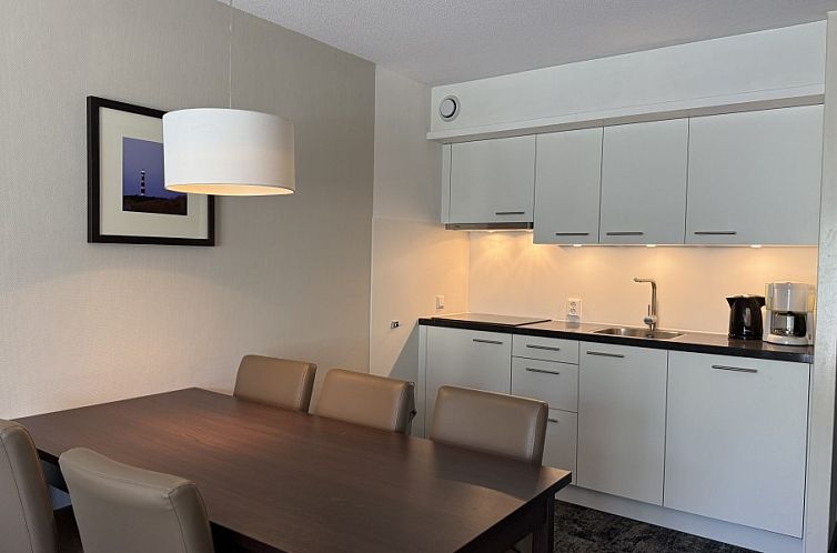 Moderne keuken en eetruimte in vakantiehuis Duindoorn, Hollum, Ameland, ideaal voor gezellige maaltijden.