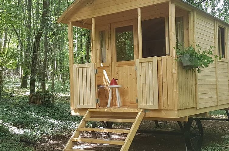 Rustikales Ferienhaus in Sougeres en Puisaye, gelegen in den Waeldern von Burgund, Frankreich.