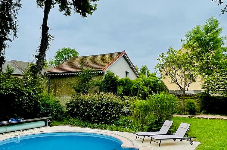 Geniet van de rust bij Vakantiehuisje in Lucenay-L'eveque, met een prachtig zwembad in Bourgondie, Frankrijk.