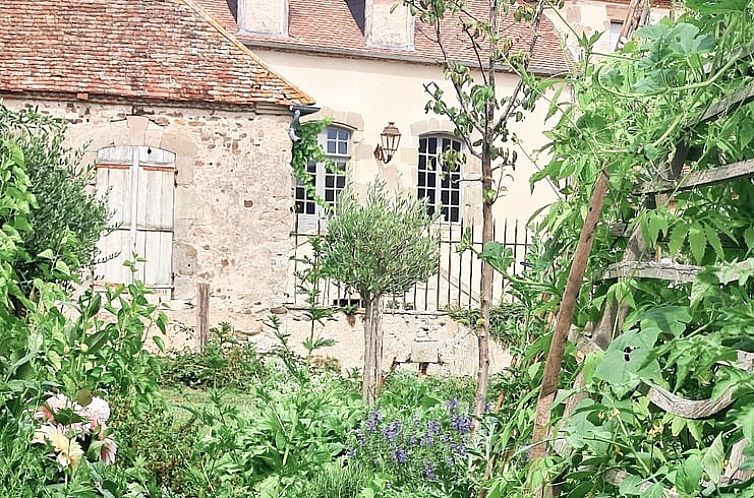 Geniessen Sie den rustikalen Charme des Cottage in Livry, eines Ferienhauses in Burgund, Frankreich, mit einem gruenen Garten und einer authentischen Steinfassade.