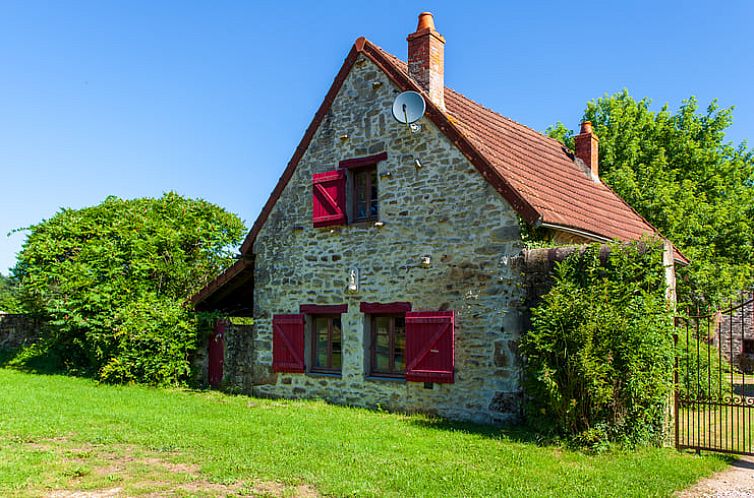 Authentisches Ferienhaus in Antully, Burgund, umgeben von Natur und Ruhe.