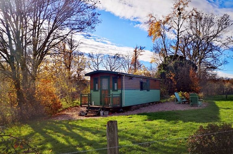 Erleben Sie die ruhige Umgebung des Ferienhauses in Antully, Burgund, mit einem einzigartigen Holzferienhaus.