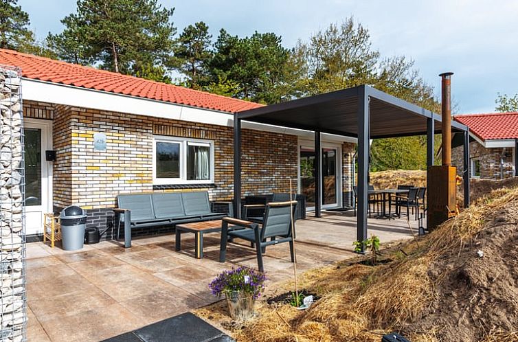 Ruim terras bij Vakantiehuis in Nes, Ameland, ideaal voor ontspanning in de natuur van de Waddeneilanden.
