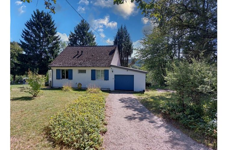 Vacation home in Planchez, Burgundy, with quiet surroundings and lush garden.