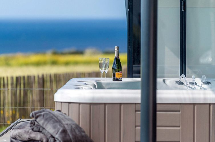 Vakantiehuis Charmantes Haus mit privatem Jacuzzi in der Bre