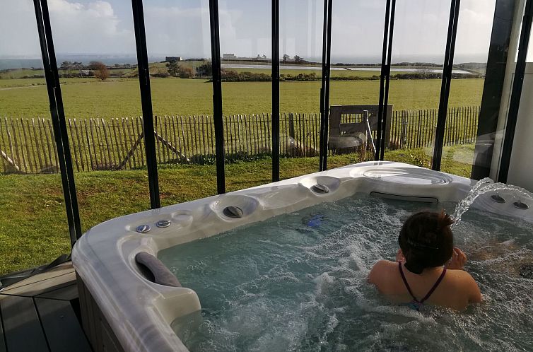 Vakantiehuis Charmantes Haus mit privatem Jacuzzi in der Bre