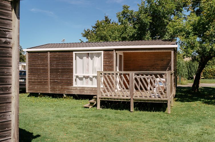 Comfort Mobile Home 22m2 bietet eine gemuetliche Veranda im gruenen Saint-Philibert, Bretagne, Frankreich.