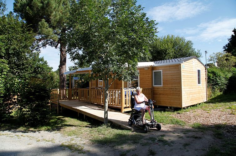 Das Ferienhaus Comfort Mobile Home PMR 29m2 in Saint-Philibert, Bretagne, bietet eine ruhige Aussicht von der Veranda.