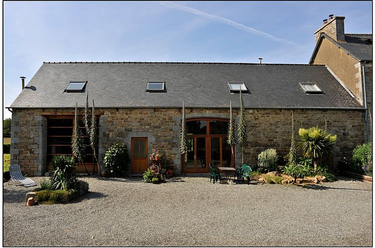Geniessen Sie den laendlichen Charme von Cottage in Prat, einem Ferienhaus in Prat, Bretagne, mit schoener Steinarchitektur.
