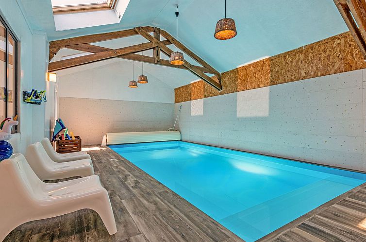 Vakantiehuis Landgut "Villa Léànie" mit Innenpool