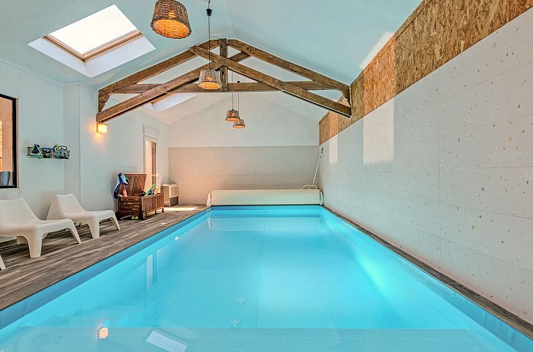 Vakantiehuis Landgut "Villa Léànie" mit Innenpool