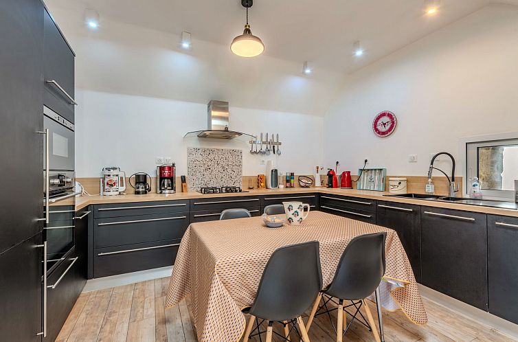 Vakantiehuis Landgut "Villa Léànie" mit Innenpool