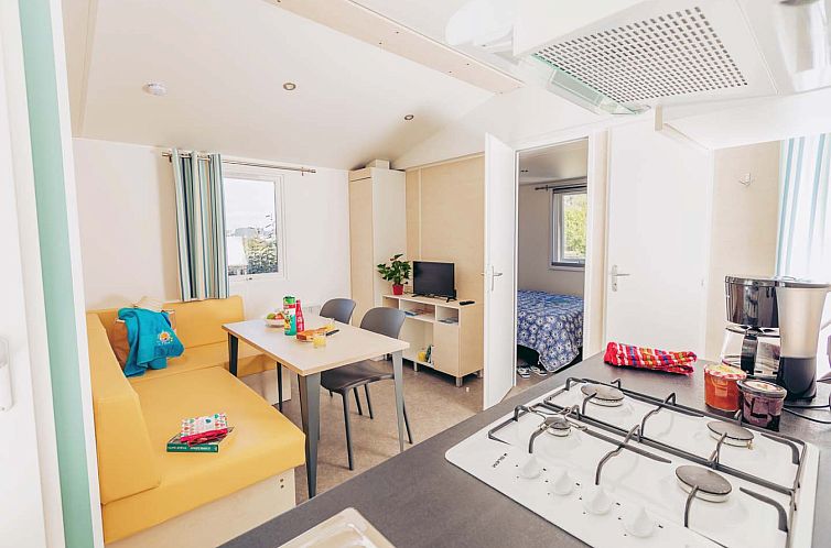 Das Mobilheim "Comfort BAHIA" in der Bretagne verfuegt ueber ein helles Wohnzimmer mit Kueche und Essbereich - ideal fuer einen erholsamen Urlaub.