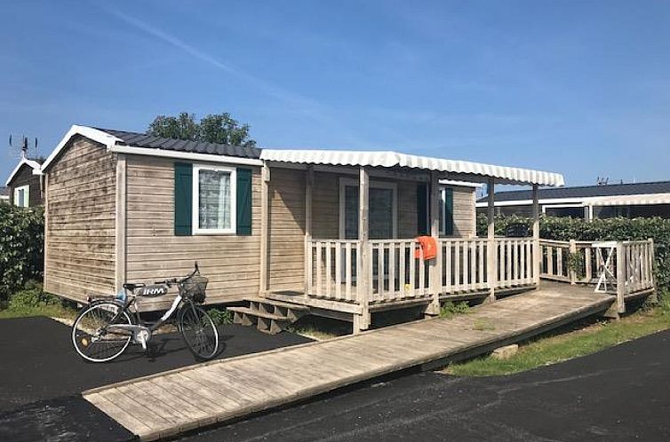 Geniessen Sie die Ruhe im Mobilheim "Comfort PMR HELIOS" im gruenen Ploemeur in der Bretagne mit seiner einladenden Holzterrasse.