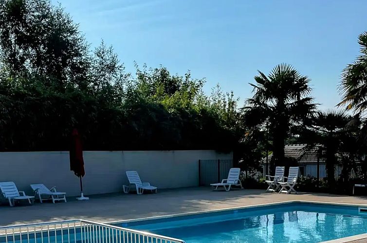 Chalet met zwembad bij zee