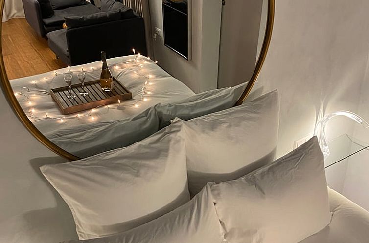 Gezellige slaapkamer van Huisje in Pleneuf Val Andre, Frankrijk, met een elegante spiegel en zachte verlichting.