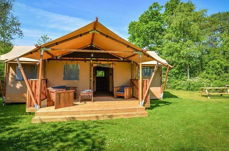 Enjoy peace and quiet at the Silver Lodge glamping lodge in Mol, Antwerp, with an inviting terrace and green surroundings.
