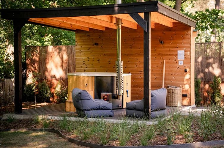 Entspannte Veranda mit bequemen Stuehlen im Cottage in Zoersel, einem Ferienhaus in Antwerpen, Belgien.